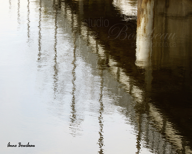 Reflet d’un pont dans l’eau 