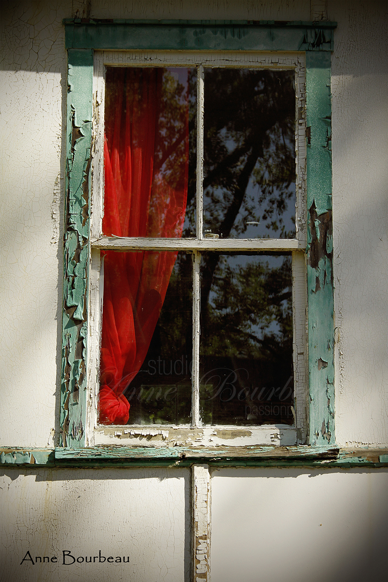 Rideau rouge dans fenêtre verte